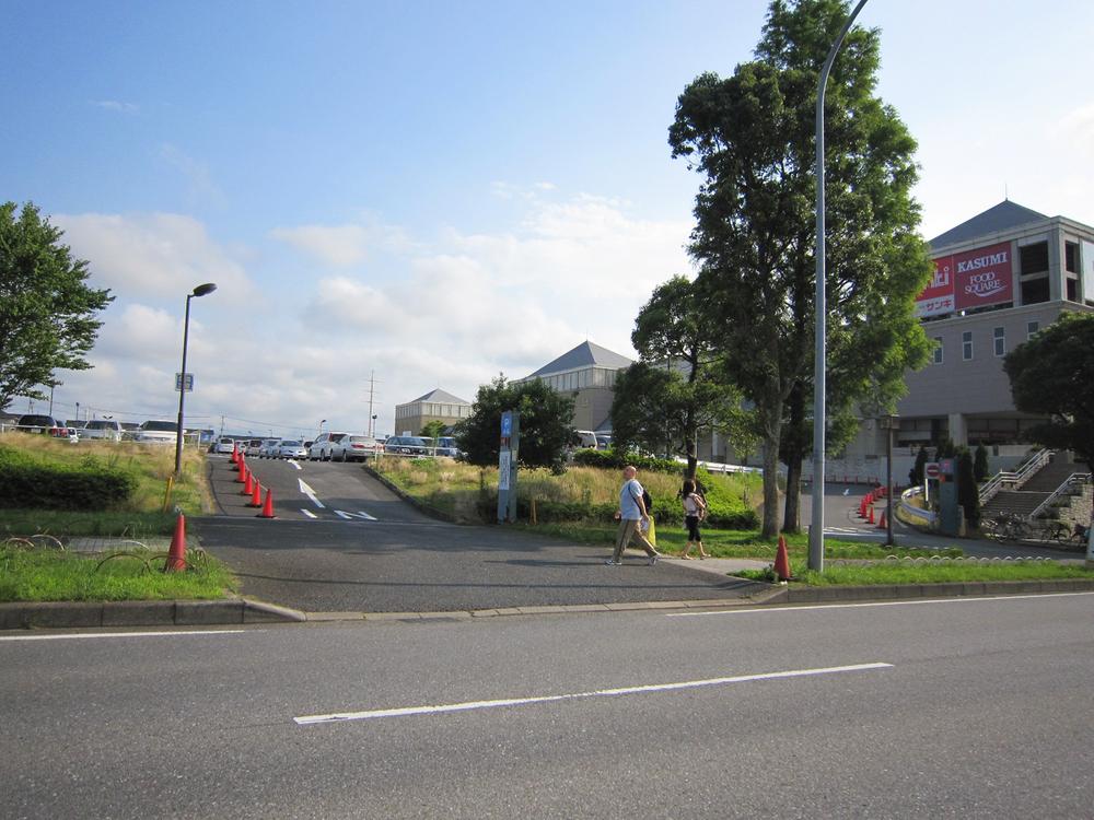 Shopping centre. 600m to Brand New Mall