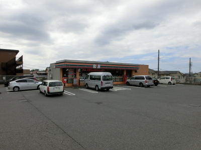 Convenience store. 500m to Seven-Eleven (convenience store)