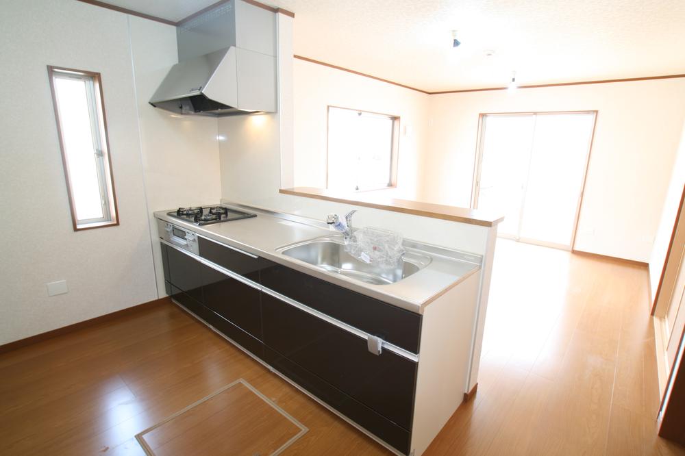 Same specifications photo (kitchen). The company construction cases kitchen face-to-face system Kitchen ■ Built-in water purifier ■ Large sink ■ Faucet also become hose shower ■ Three-necked stove Overheating with stop sensor ■ Large drawer-type storage