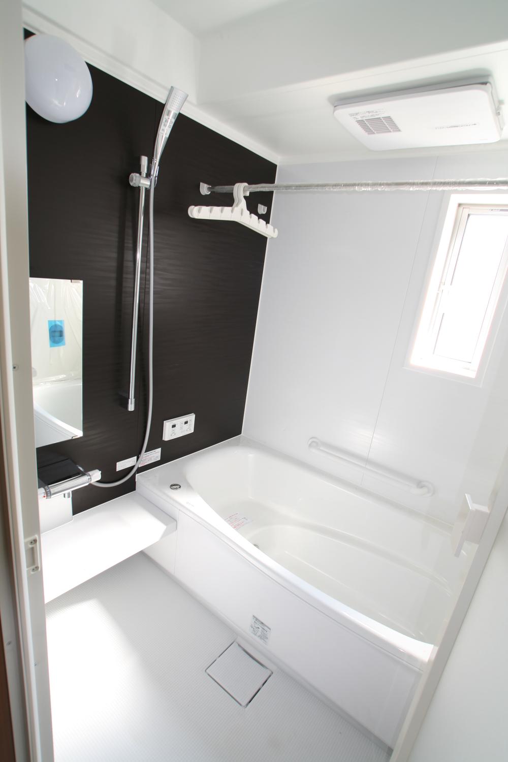 Same specifications photo (bathroom). The company construction example bathroom drying with heating machine drying of clothes in the (cool breeze with function) rainy season is drying function, Winter is warm in the heating, Summer is cool and comfortable bath time in the cool breeze. Large bathtub.
