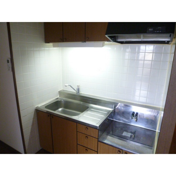 Kitchen. Two-burner stove can be installed