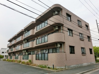 Building appearance. Location of an 8-minute walk from Gakuenmae Station