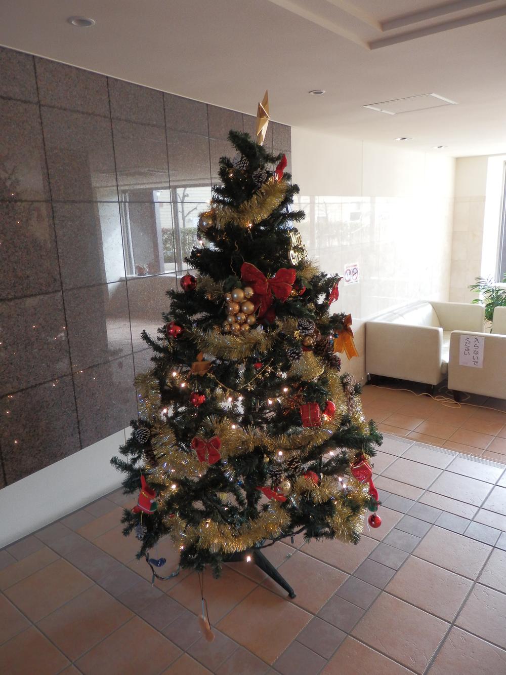 lobby. It's stylish apartment Nante Christmas tree is decorated in the common area lobby