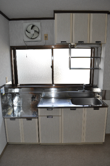 Kitchen. Bright with a window Gasukitchin.