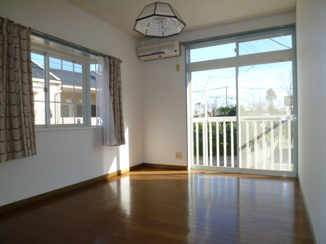 Living and room. Western-style with a sense of openness in the two-sided window