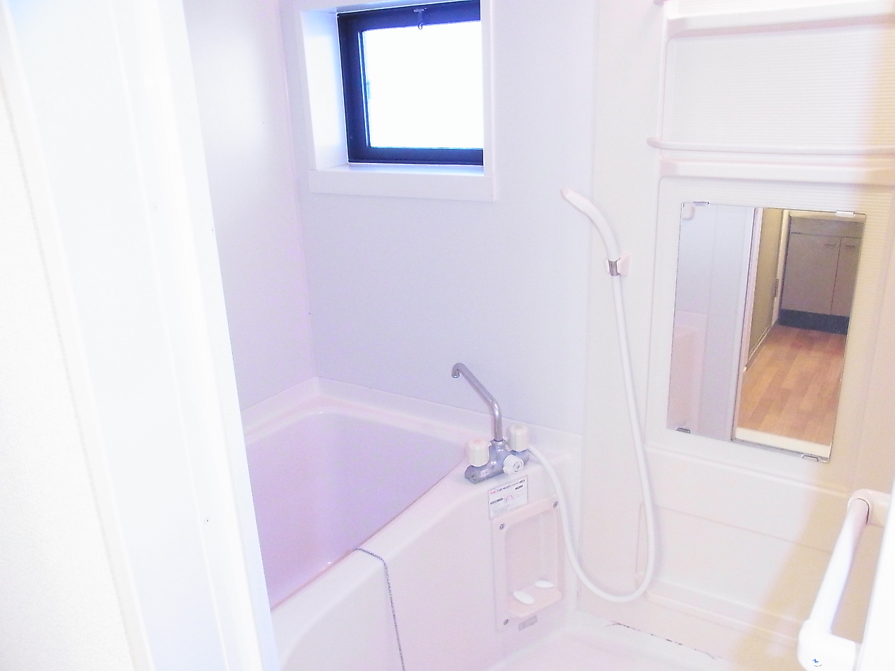 Bath. Mold prevention with a window