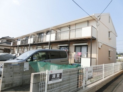 Building appearance. Kamatori station within walking distance.