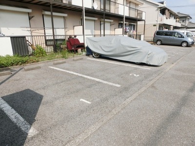 Parking lot. On-site parking.