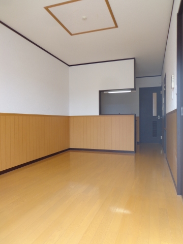 Living and room. It is a photograph of the middle room type. Corner room is marked with a window on the side ☆