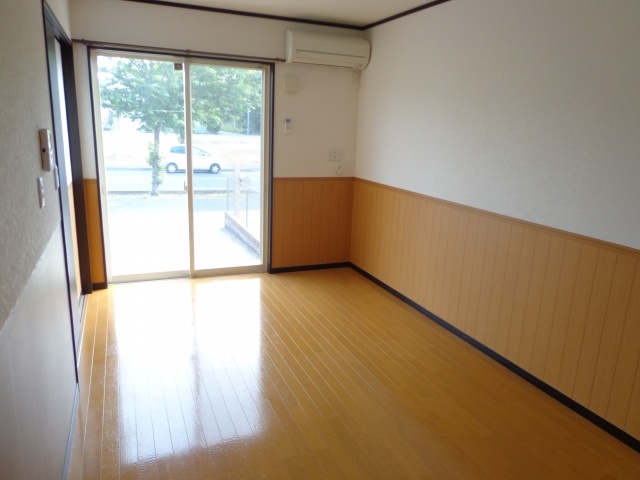 Living and room. It is a photograph of the middle room type. Corner room is marked with a window on the side ☆