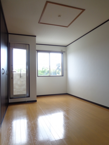 Living and room. It is a photograph of the middle room type. Corner room is marked with a window on the side ☆