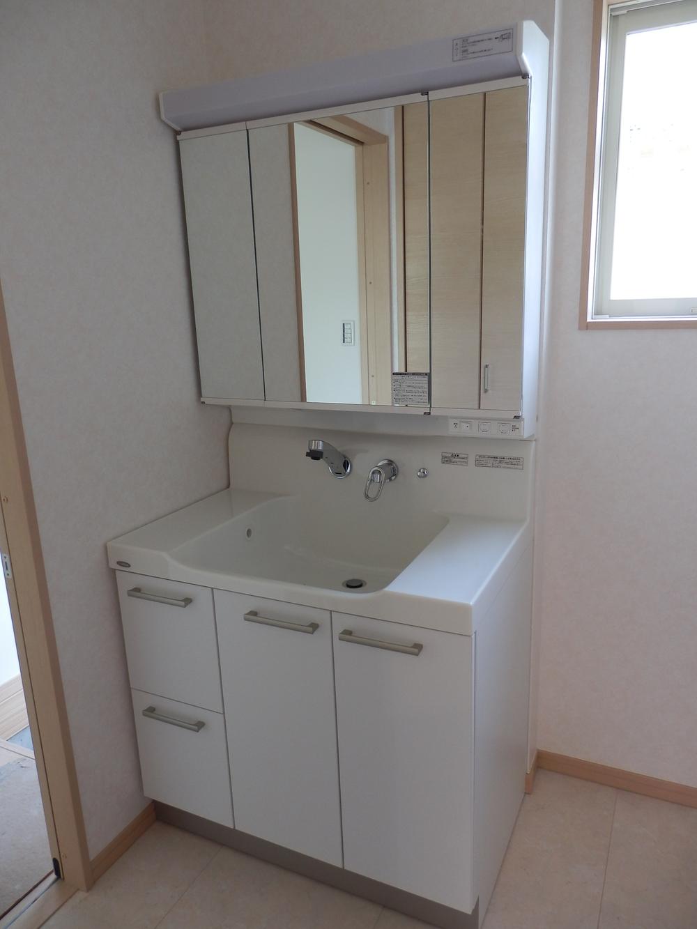 Wash basin, toilet. Stylish washbasins triple mirror.