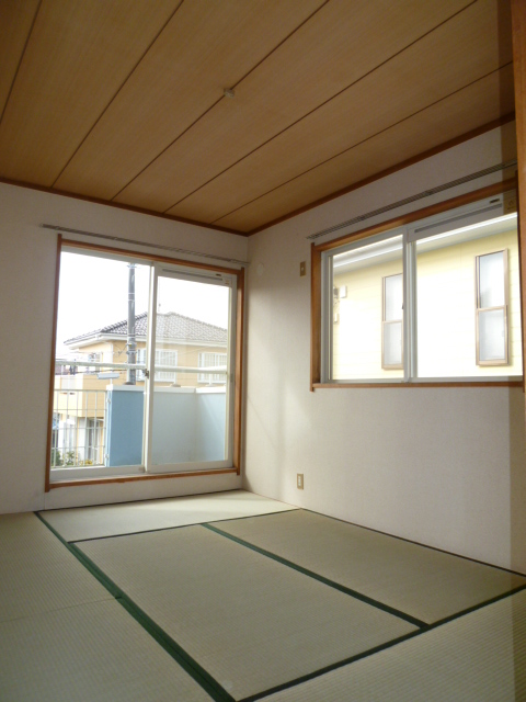 Living and room. Sunny two-sided lighting bright Japanese-style!