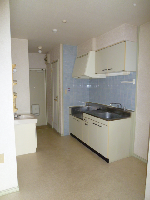 Kitchen. Bright feel of the dining kitchen!