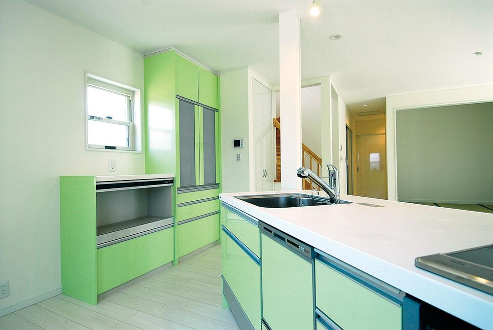 Kitchen. Vivid color is eye-catching kitchen.