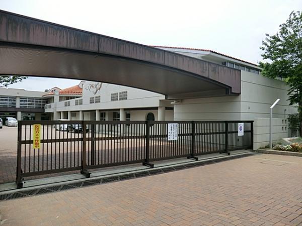 Junior high school. Oji 14-minute walk from the 1100m junior high school until junior high school.