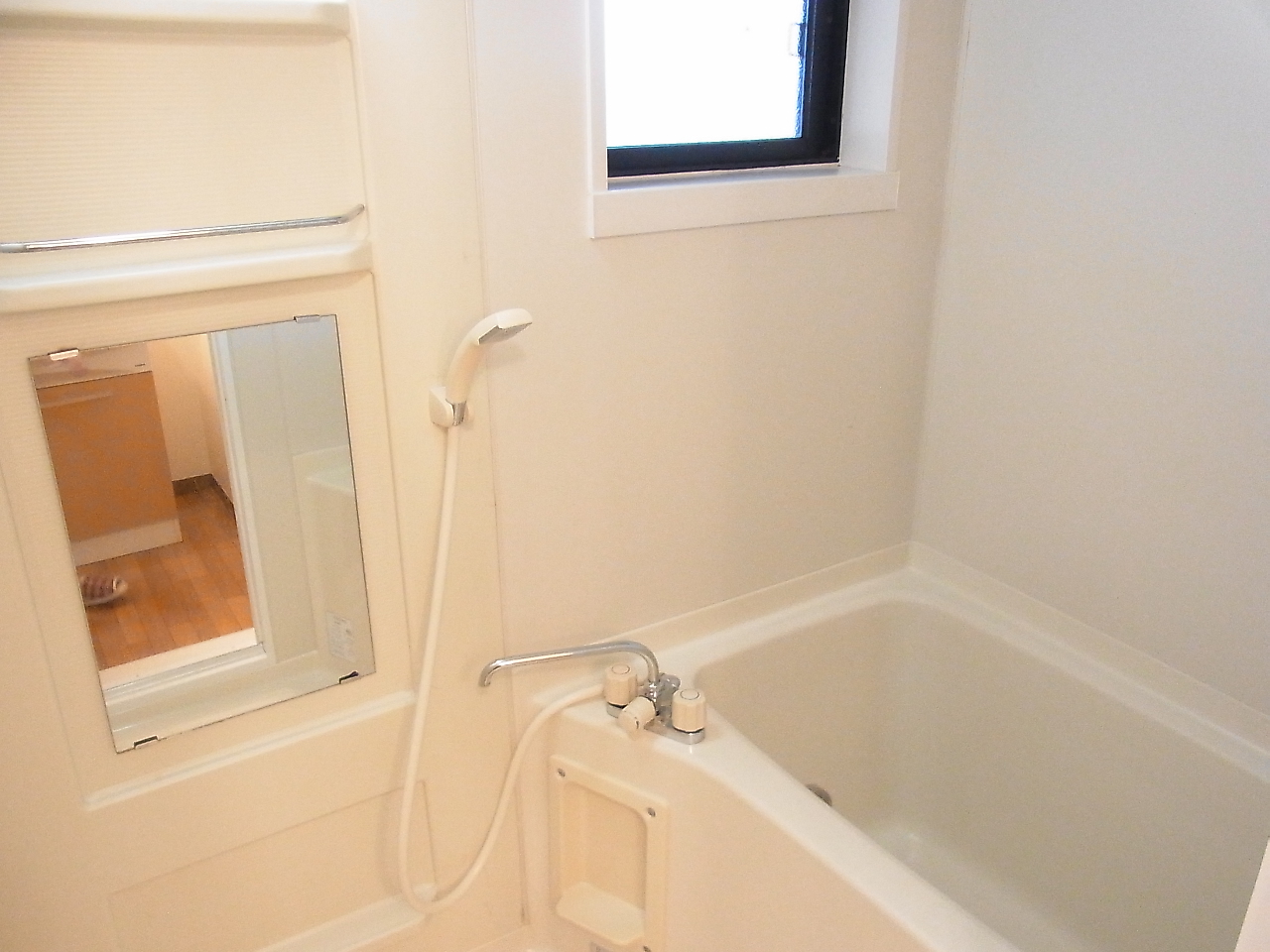 Bath. Mold prevention with a window