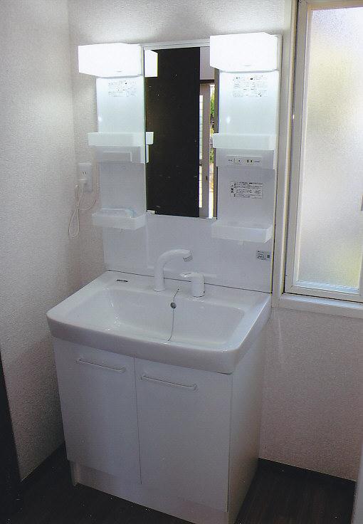 Wash basin, toilet. A little wash room of spread