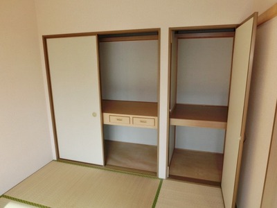 Receipt. Japanese-style room of the housing is located in spacious half between 1.