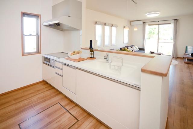 It was to ensure the kitchen space and spacious. Living room from the kitchen is especially good outlook, Everyone in the communication will spread naturally family even while the housework.