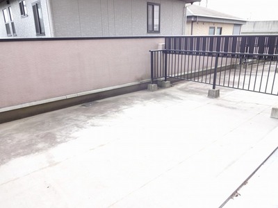 Balcony. Southeast-facing veranda are spacious.