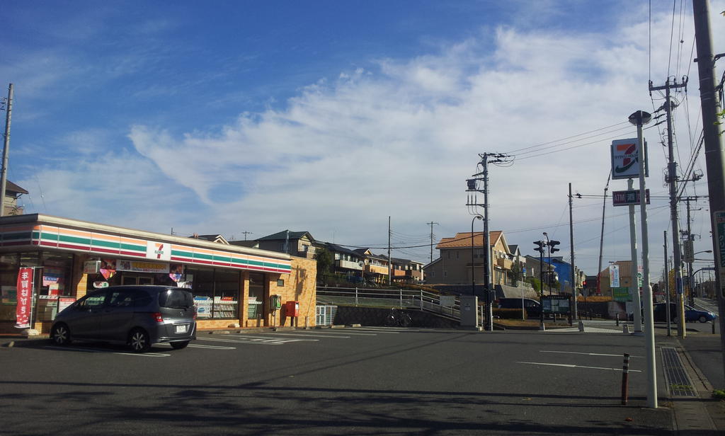 Convenience store. Seven-Eleven Chiba Namami field center 8-chome up (convenience store) 221m