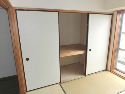 Receipt. Japanese-style room of the housing is located half between 1