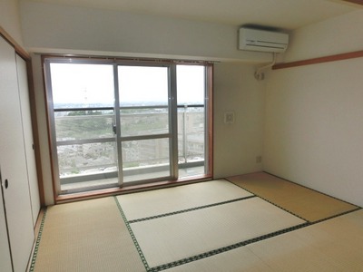 Living and room. Bright Japanese-style room 6 quires on the balcony side