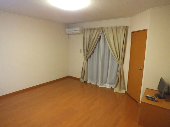 Living and room. 2F is carpet