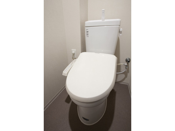 Bathing-wash room.  [Water-saving toilet bowl and washing toilet seat] Standard equipped with a water-saving toilet bowl with reduced water consumption to about 40% compared to the company's conventional.