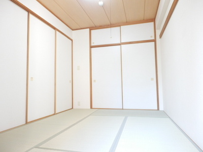 Living and room. About six quires of Japanese-style room.