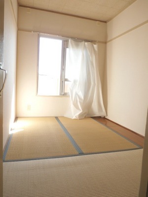 Living and room. It is south-facing Japanese-style rooms also recommended as a bedroom.