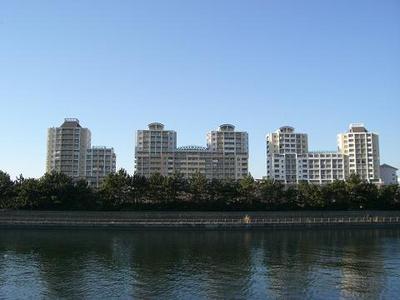 Building appearance. Appearance of Mirario as seen from the opposite shore Hanamigawa