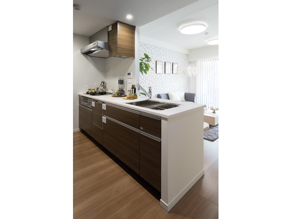 The kitchen is adopted with no upper receiving open type. Out the cookware easy to slide storage and dish washing and drying machine, And it has a utility sink, such as functional kitchen that can be also utilized in the sink as cooking space