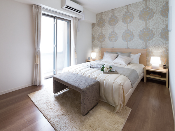 Established the type of sash sweep main bedroom is to be out on the balcony. It is finished in bright and airy room. Also a walk-in closet is provided that can store plenty and suitcase from clothing, Use and clean the room
