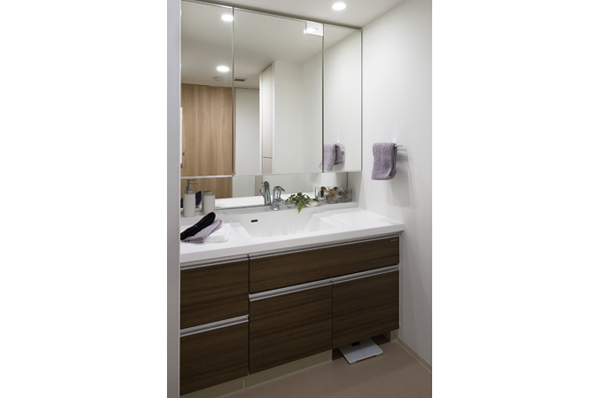 Three-sided mirror back storage Ya can be stored and cosmetics, Care is likely to bowl an integrated counter, etc., Basin ease-of-use of charm. To be easy to use even a child, Mirror is stretched to three-sided mirror bottom