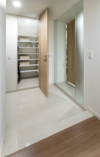 And it has a spacious space also entrance. Set up a shoe-in closet in the B type. To further promote the circulation of air in the room, It is provided with a front door that employs an air release specifications at the bottom
