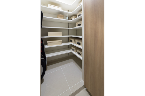 Shoes-in closet. Not only shoes, Umbrella and golf bag, Also plenty of storage items that indoor keeping such as outdoor goods is a concern. Because there is a height, Long object such as skis can also neat storage