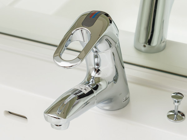 Bathing-wash room.  [Single lever mixing faucet] Adoption of a single-lever mixing faucet water and hot water is used properly at the touch of a button. Spout part is useful withdraw.