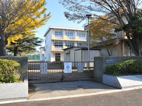 Surrounding environment. Municipal Isobe first junior high school (about 620m ・ An 8-minute walk)