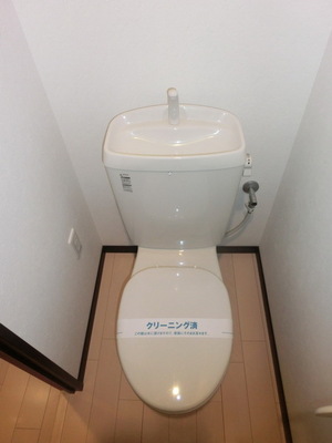 Toilet. Cleaning toilet seat is also mounted Allowed