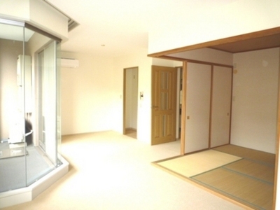 Living and room. You can use it widely by connecting a Japanese-style room and living room