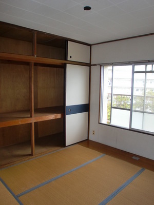 Living and room. ◇ north Japanese-style room of the storage has been enhanced!