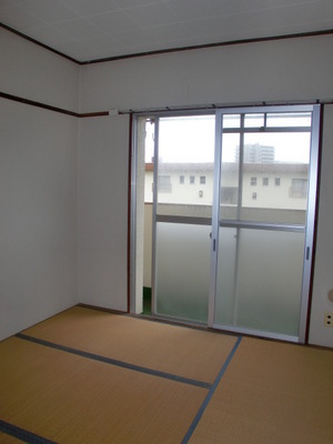 Living and room. ◇ south Japanese-style room is good per sun onto a balcony!