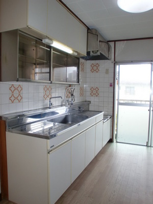 Kitchen. ◇ ventilation is good because there is a window in the kitchen!