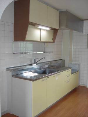 Kitchen. There is a kitchen window to help ventilation lighting ☆