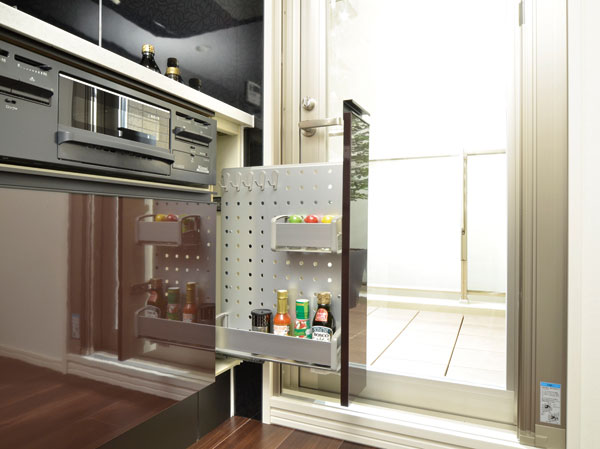 Kitchen.  [Spice rack] Spice rack that can hold the seasonings to stove aside. Also, Kitchen of the surface material adopts a hard melamine decorative plate attached scratches