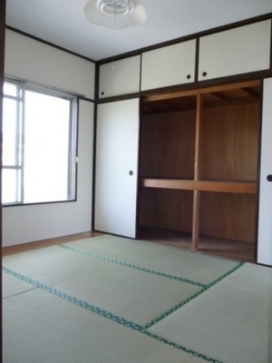 Living and room. There is a closet in the living adjacent of Japanese-style room, Storage space has been enhanced