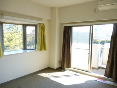 Living and room. Bright and airy for a corner room ・ There is a bay window! 