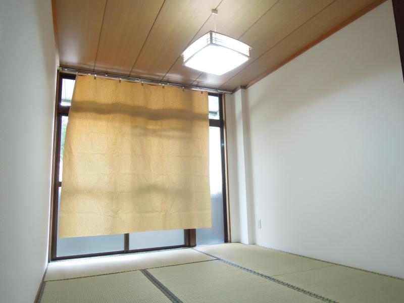 Living and room. It will calm the Japanese-style room